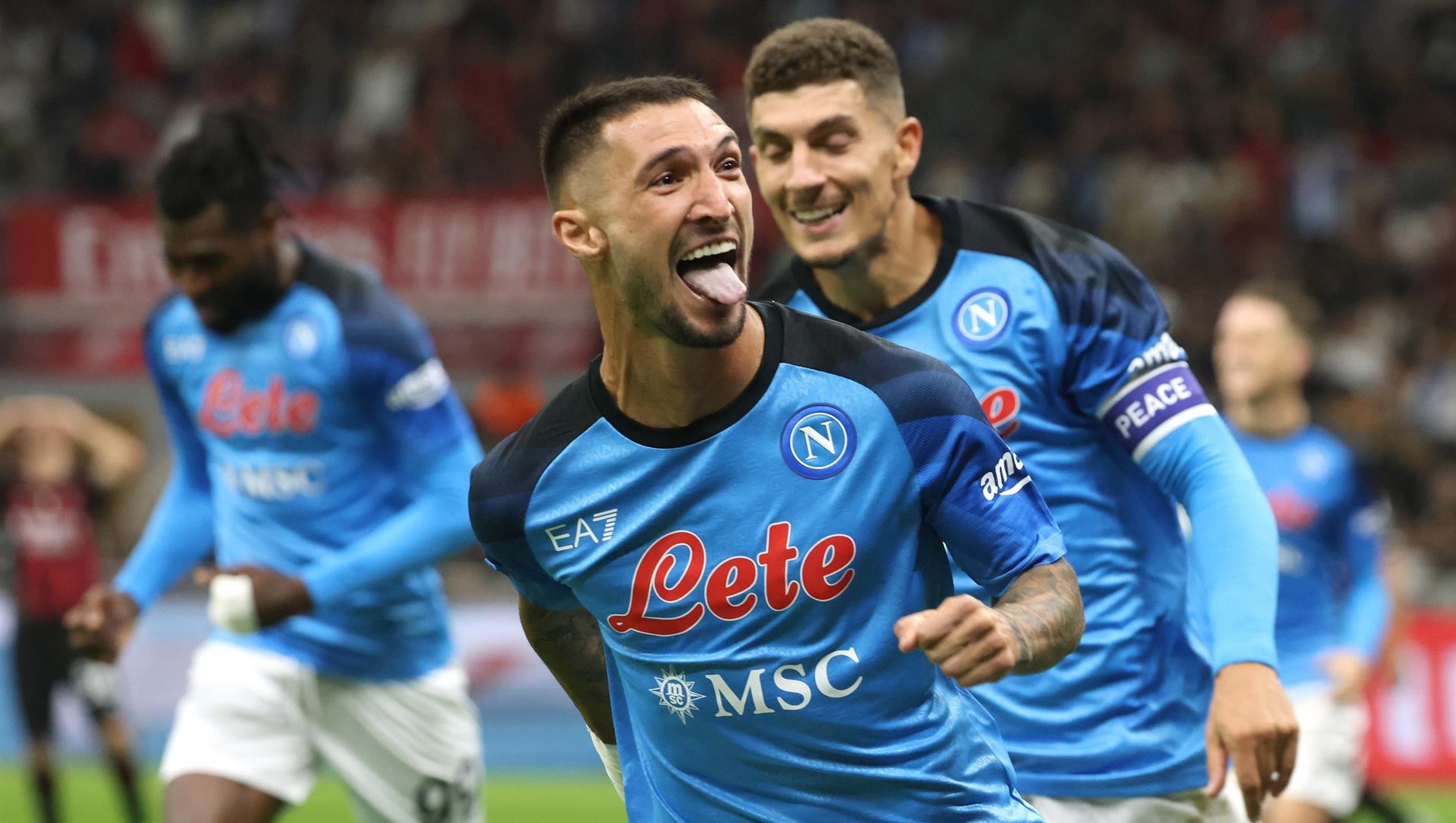 Napoli mantuvo el liderato en la Serie A tras vencer a AC Milan en San Siro