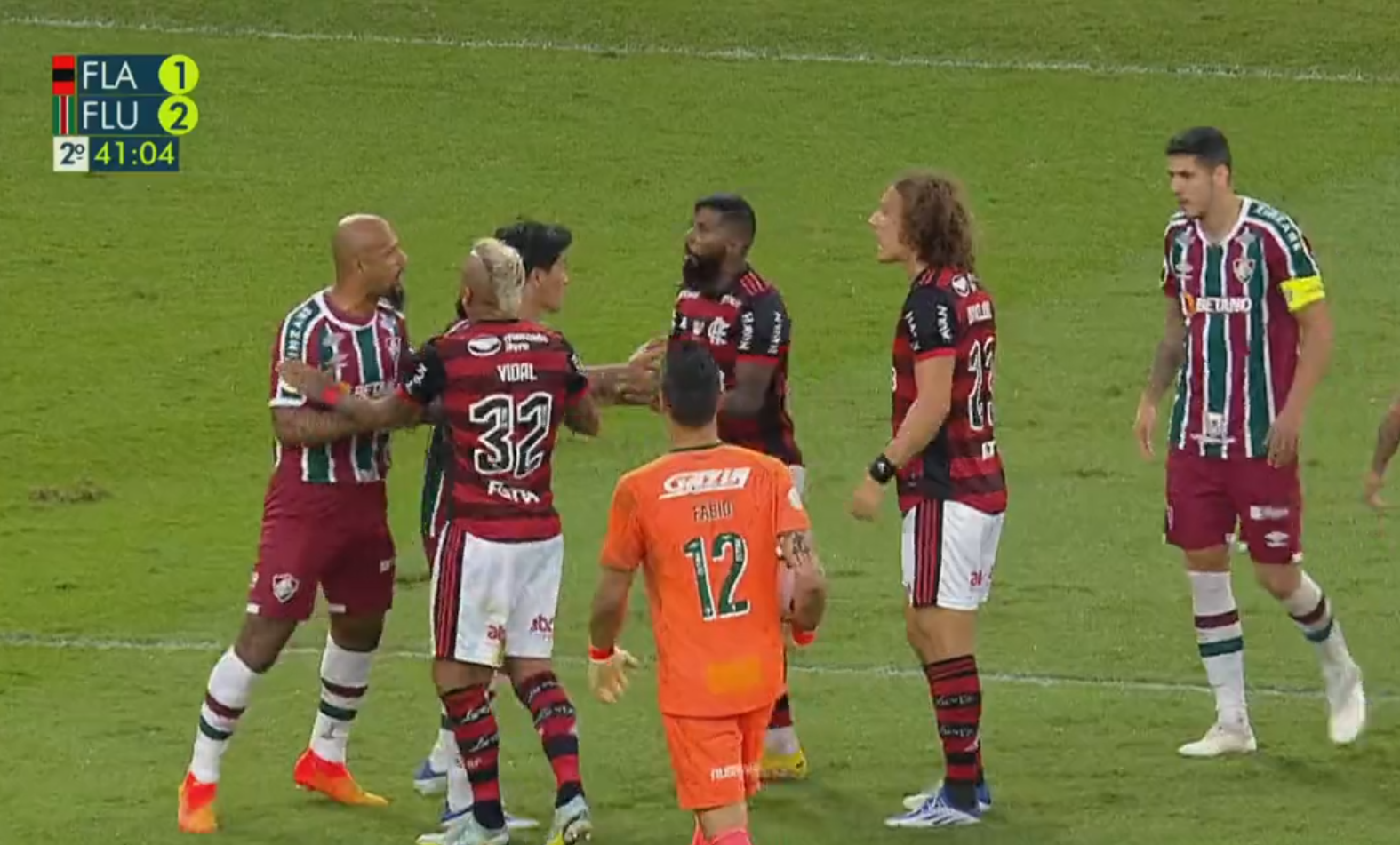 Arturo Vidal intentó calmar a Felipe Melo en la trifulca final de Flamengo y Fluminense