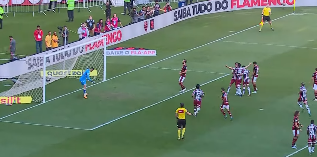 Fluminense amargó a Flamengo en un caliente clásico en Maracaná