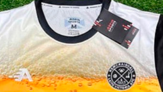 Un equipo se viralizó por sus camisetas con diseño de un vaso de cerveza