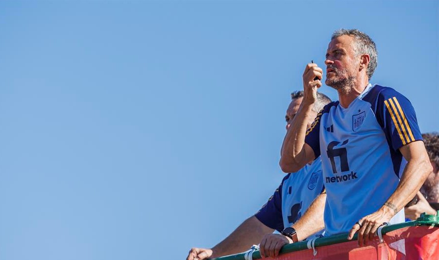 Con un walkie-talkie: La “revolucionaria” innovación de Luis Enrique en la práctica de España