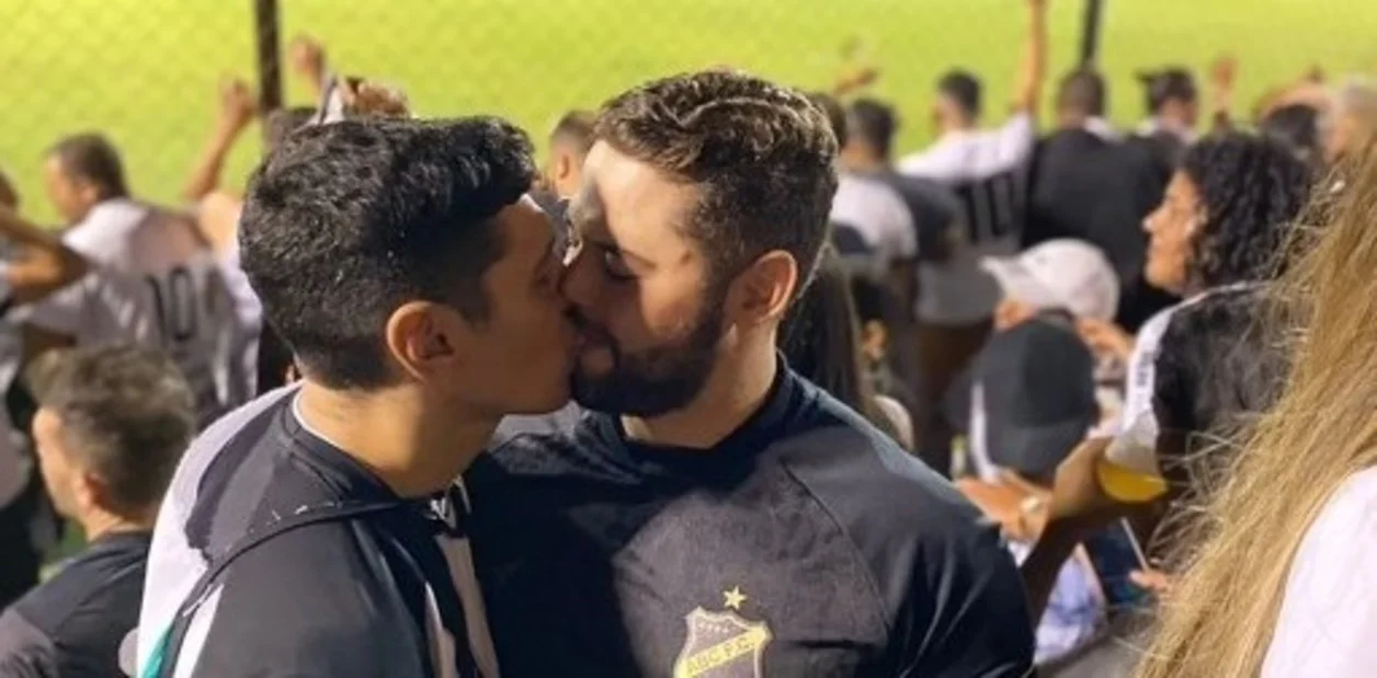 Dos hinchas celebraron con un beso el ascenso de su club y recibieron ataques homofóbicos