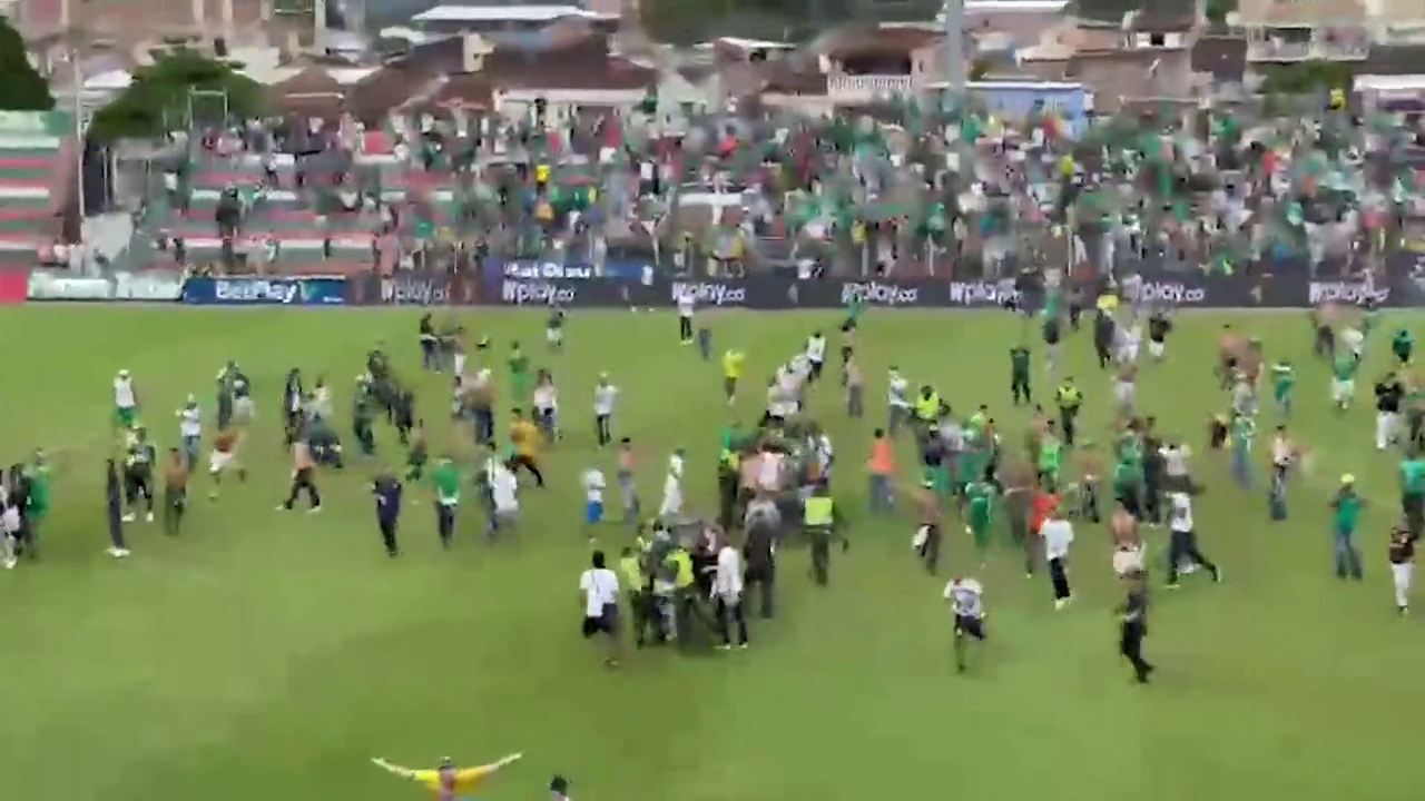 Hinchas de Deportivo Cali invadieron la cancha y agredieron al técnico Mayer Candelo