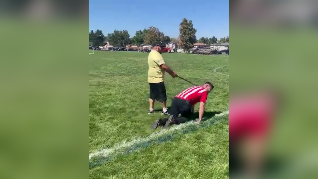 Hincha de Chivas tuvo que pagar humillante apuesta tras perder el clásico con América