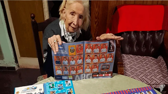 Abuelita generó polémica tras gastar su pensión en láminas para el álbum del Mundial