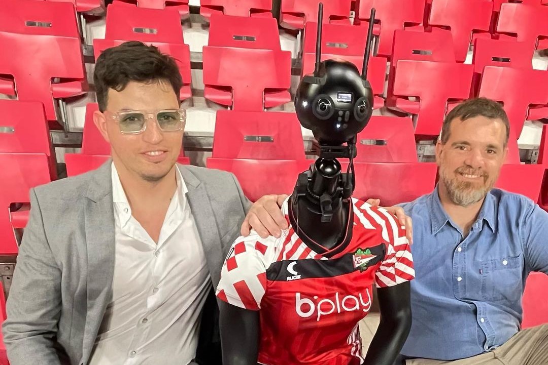 Estudiantes presentó al “hincha robot” que permite ver partidos de forma virtual sin ir al estadio