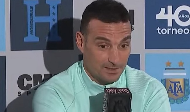Lionel Scaloni fue sorprendido en conferencia de prensa con pregunta sobre el álbum del Mundial
