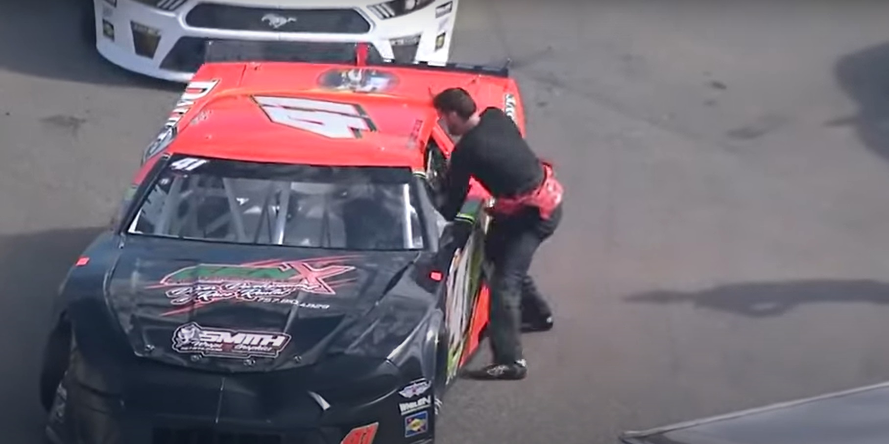 Piloto de Nascar fue con todo a agredir a un rival tras quedar fuera de carrera