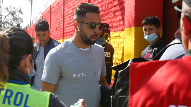 Mauricio Isla fue recibido con insultos por hinchas de la U en el Estadio Santa Laura