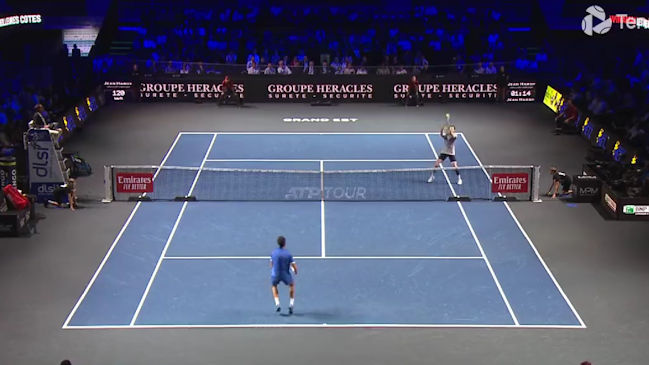 El insólito golpe de Aleksandr Bublik con el mango de su raqueta en la final del ATP de Metz