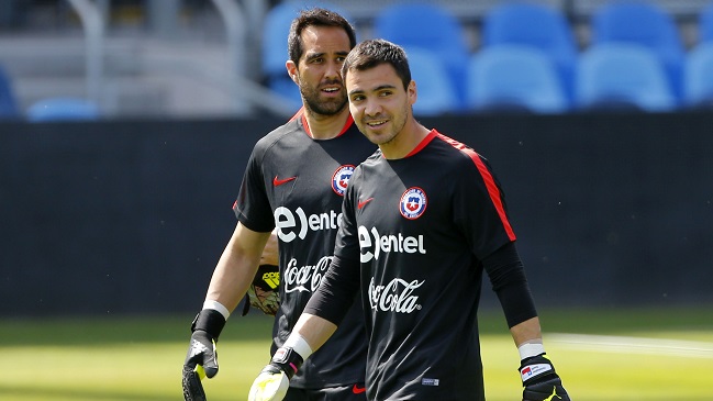 Toselli: Bravo ha sido el mejor arquero de nuestra selección, pero se debe respetar al técnico