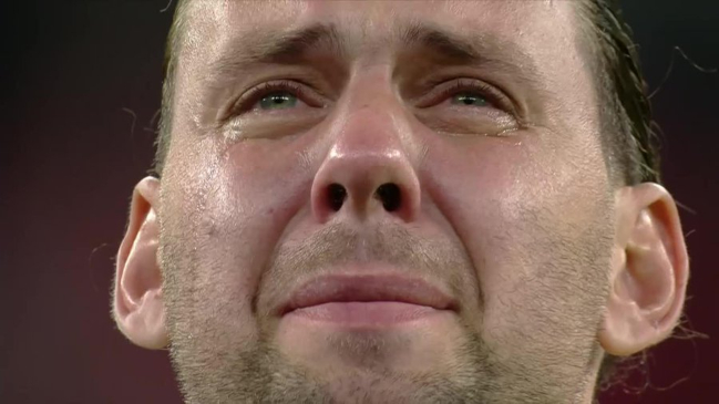Capitán de Hungría rompió en llanto al entonar su himno antes de su último partido en la selección