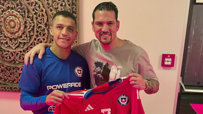 Mark González visitó la concentración de La Roja y Alexis le regaló su camiseta