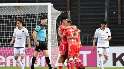 Argentinos Juniors goleó y ahondó la crisis de Colón de Santa Fe en la liga argentina