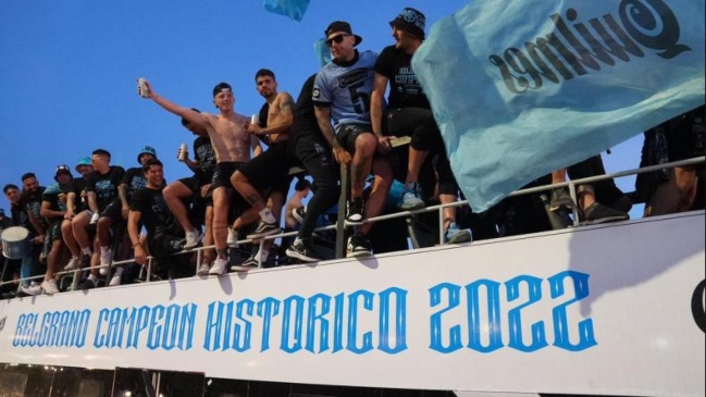 El festejo de los jugadores de Belgrano casi termina en tragedia