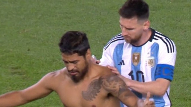 No era lo que esperaba: Así le quedó la firma de Messi al hincha que ingresó a la cancha
