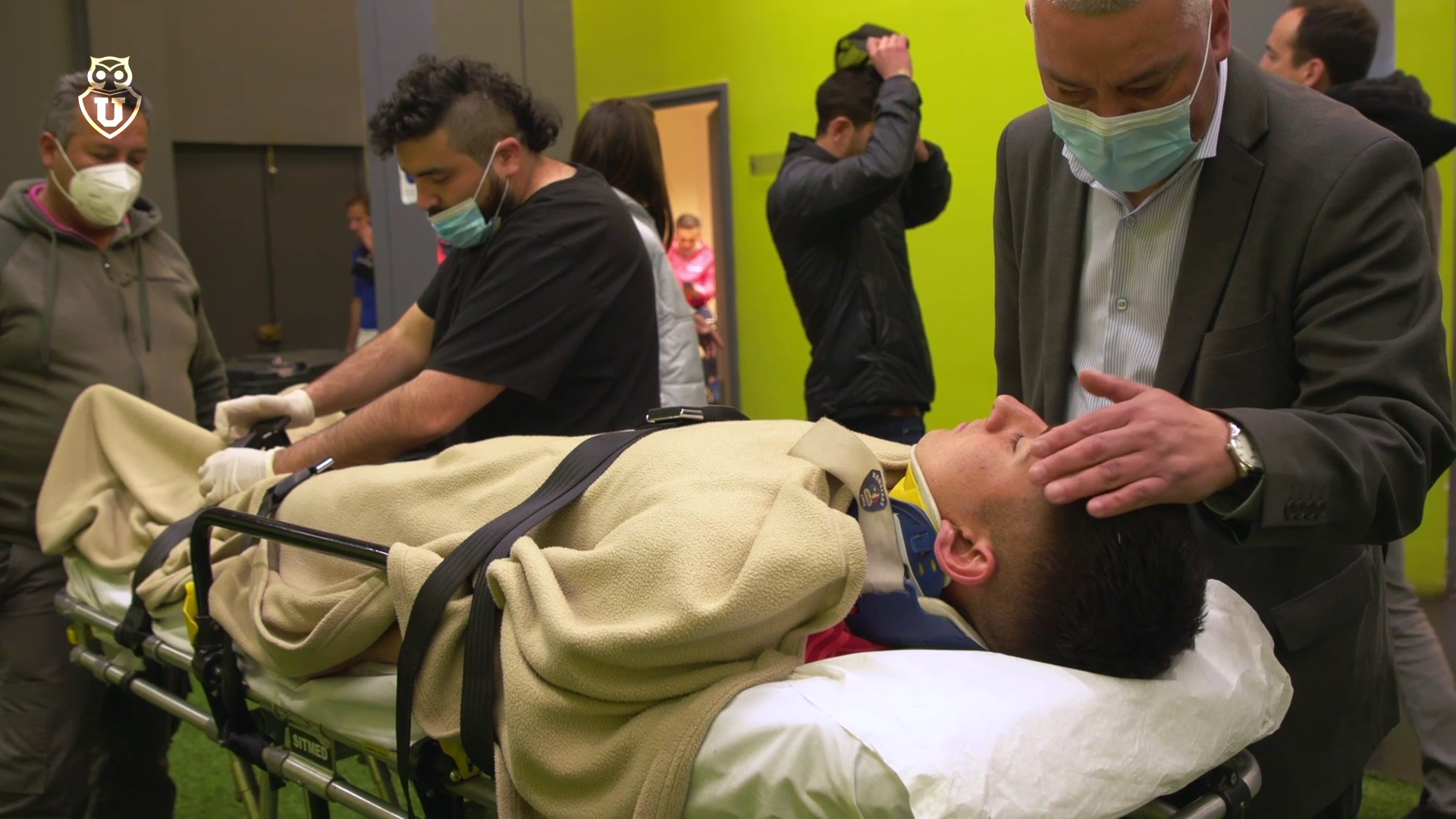 El momento en que Martín Parra es atendido en el camarín tras el impacto de la bomba de ruido
