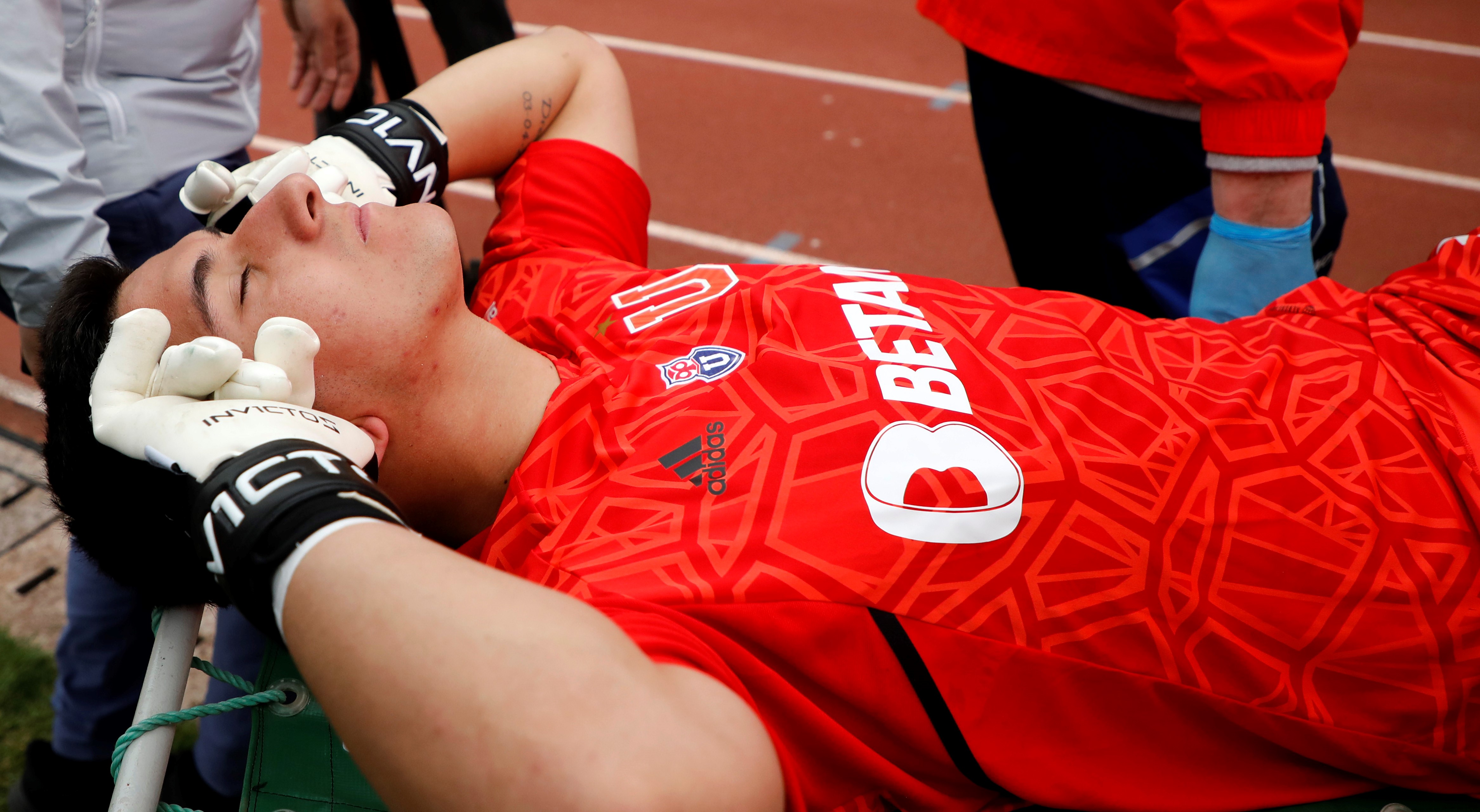 Parte médico de la U: Martín Parra sufrió trauma acústico agudo y quedará internado esta noche