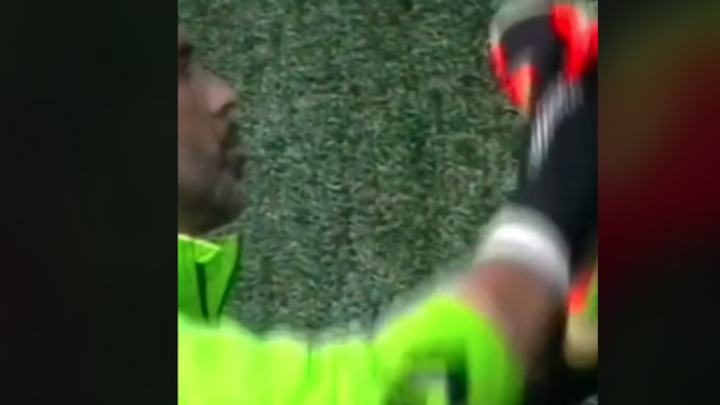 ¿Los vas a cuidar? Bravo sacó aplausos al regalarle sus guantes a joven hincha de Betis