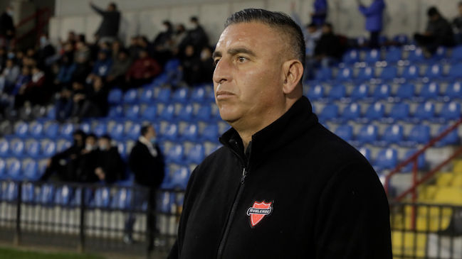 DT de Ñublense Jaime García debió ser operado de urgencia