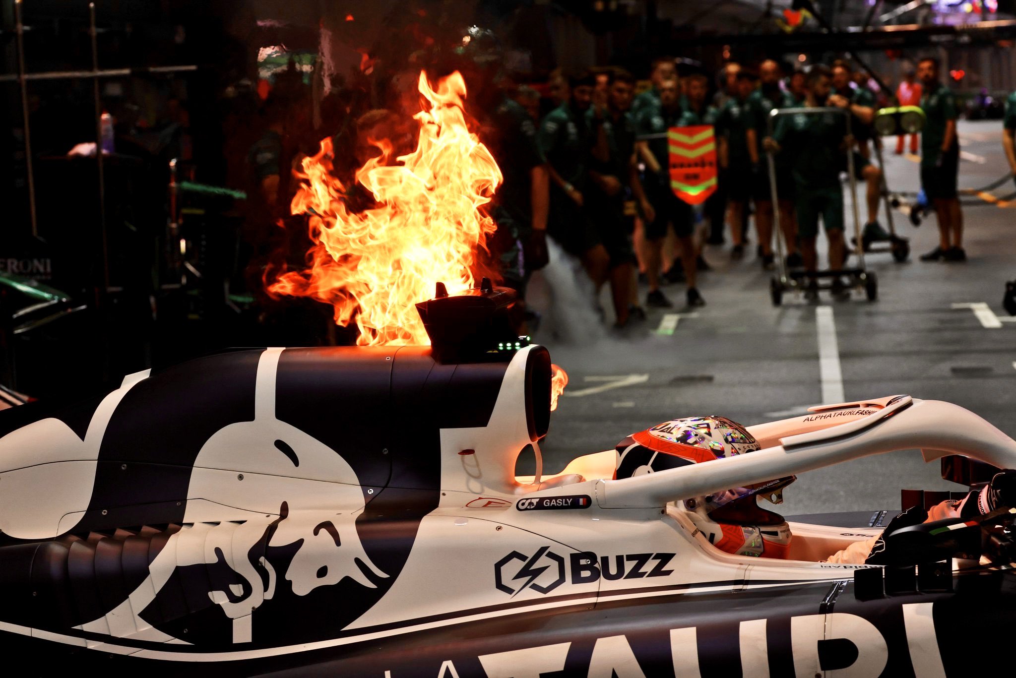 Susto en el Gran Premio de Singapur: Se incendió el auto de Pierre Gasly