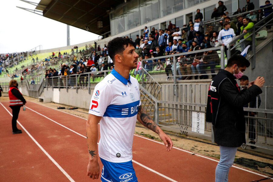 Preocupación en la UC: Fernando Zampedri es duda para el clásico ante Colo Colo