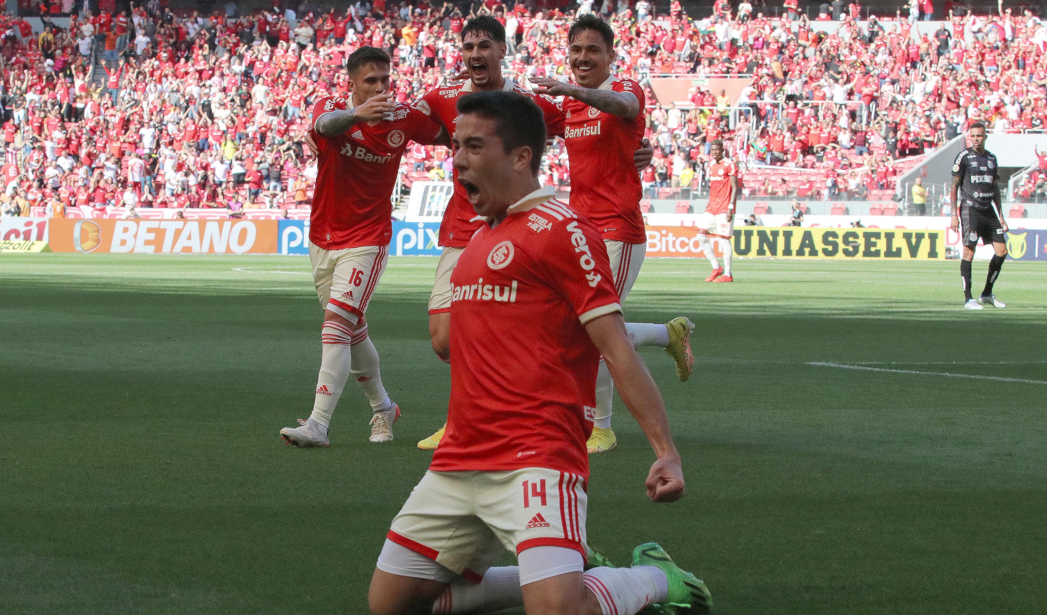 Internacional venció a Santos y sigue vivo en le lucha por el título en Brasil