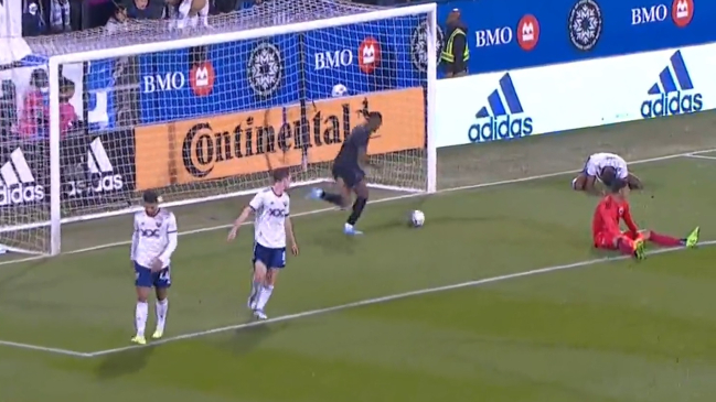 Compañero de Martín Rodríguez tuvo jornada para el olvido al hacer autogol e irse expulsado