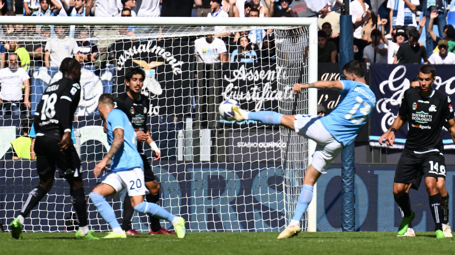 Alessio Romagnoli anotó un golazo de volea en contundente triunfo de Lazio ante Spezia