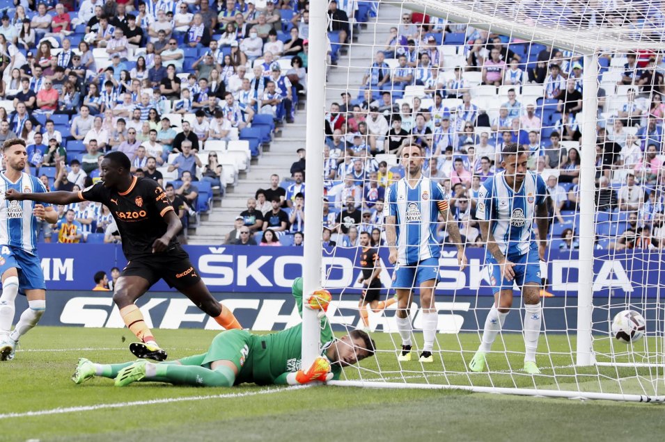 Valencia rescató de manera agónica un empate en su visita a Espanyol en la liga española
