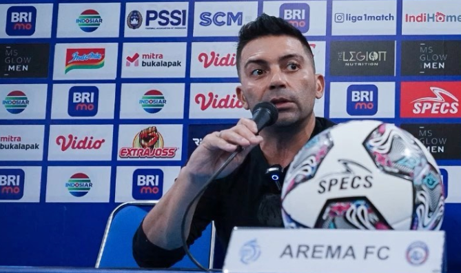 DT chileno Javier Roca fue testigo de tragedia en Indonesia: Cuatro personas fallecieron en el camarín