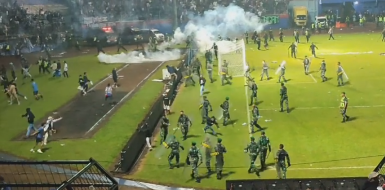 ¡Caos total! Los violentos disturbios que desataron la tragedia en el fútbol de Indonesia