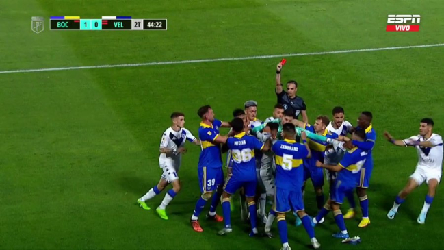 Una terrible patada y una gran pelea dejó a tres expulsados en el Boca-Vélez