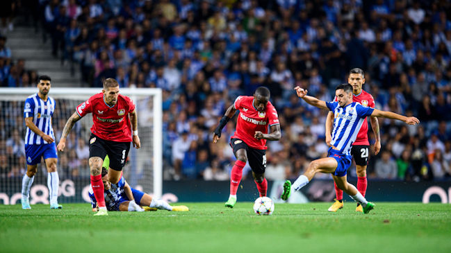 Bayer Leverkusen de Charles Aránguiz cayó ante Porto y enredó sus opciones en la Champions