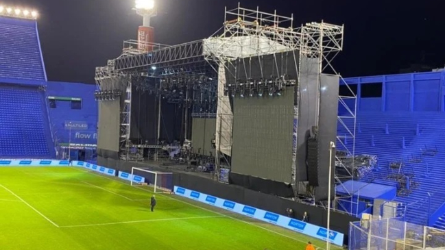 Insólito: Vélez jugó ante Banfield sin desmontar escenario en que se presentó Daddy Yankee