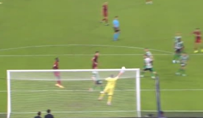 La sensacional atajada de Claudio Bravo a Paulo Dybala en la Europa League