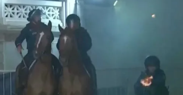 Fuerte imagen: Policía disparó a un camarógrafo en medio de incidentes del duelo Gimnasia-Boca