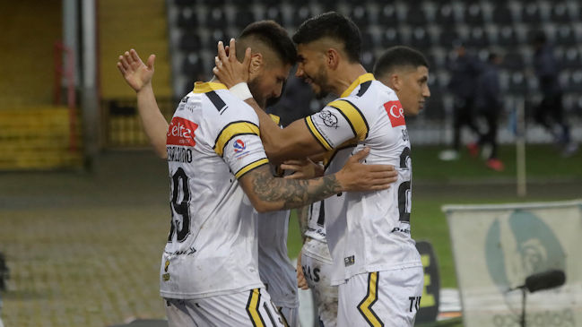 Coquimbo le propinó una sorpresiva derrota a Huachipato y dejó tarea a la U por la permanencia