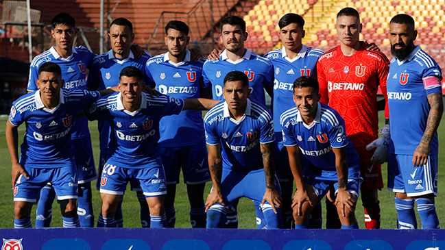 Hinchas de Universidad de Chile alentaron al plantel antes del duelo con La Serena