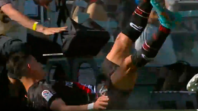 [VIDEO] El fuerte porrazo que se dio Diego Coelho tras embestida de Falcón