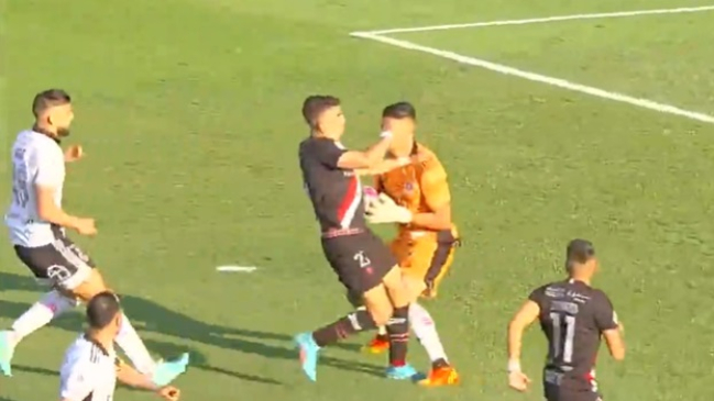 [VIDEO] ¡Tremendo! El choque que dejó muy complicado a Cortés en Colo Colo