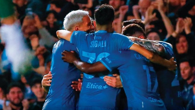 Racing venció a Atlético Tucumán con Eugenio Mena como figura y sigue firme en lucha por el título