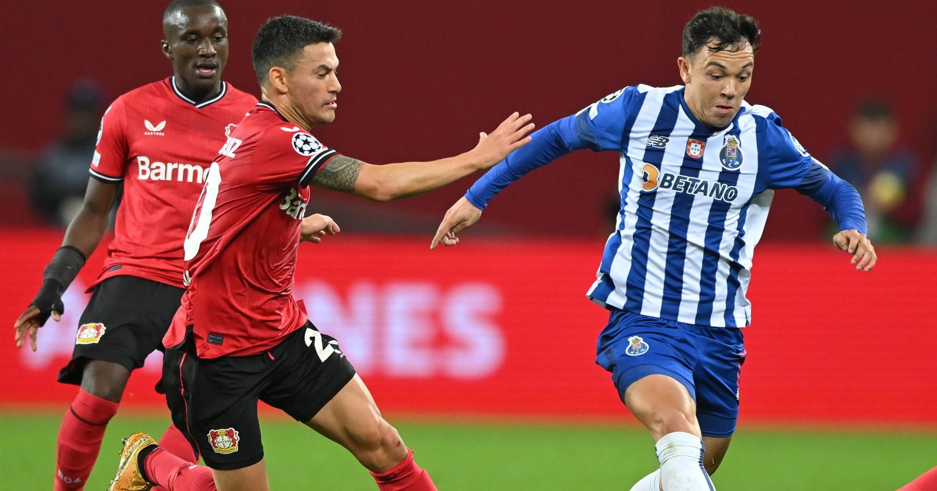 Bayer Leverkusen tuvo a Charles Aránguiz como titular en dura caída ante Porto en la Champions
