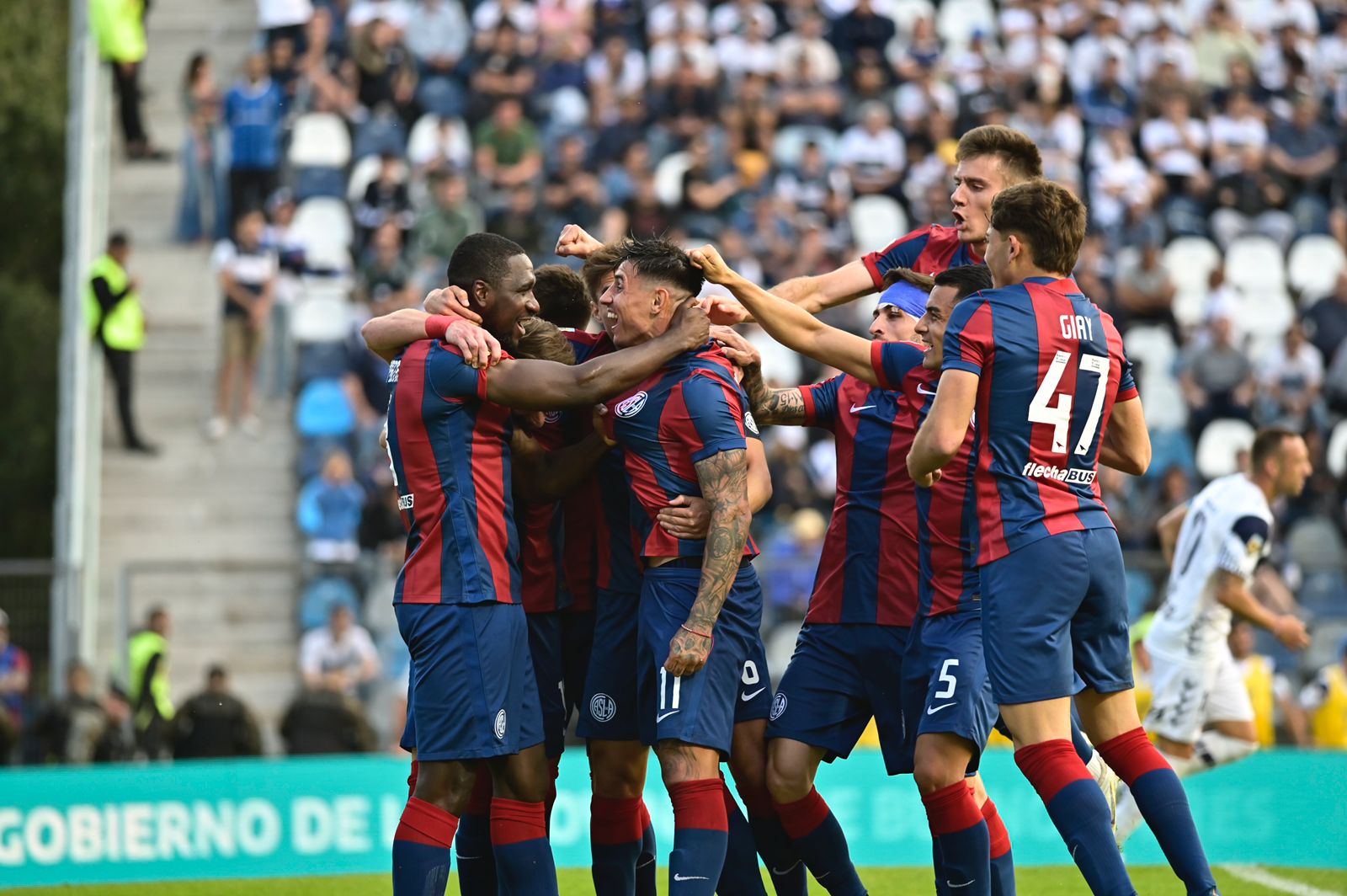 San Lorenzo derribó a Gimnasia gracias a un golazo de chilena de Adam Bareiro