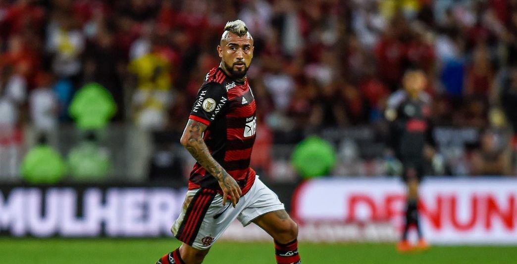 Flamengo de Arturo Vidal enfrenta a Corinthians en la final de ida en la Copa de Brasil
