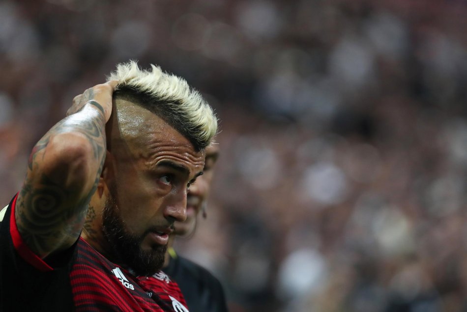 Arturo Vidal acaparó miradas en empate de Flamengo y Corinthians en la Copa de Brasil