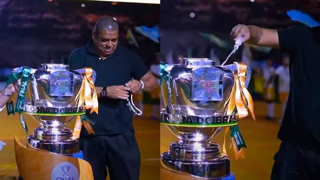 ¿Un embrujo? Legendario futbolista echó sal y colgó un rosario en trofeo de la Copa de Brasil