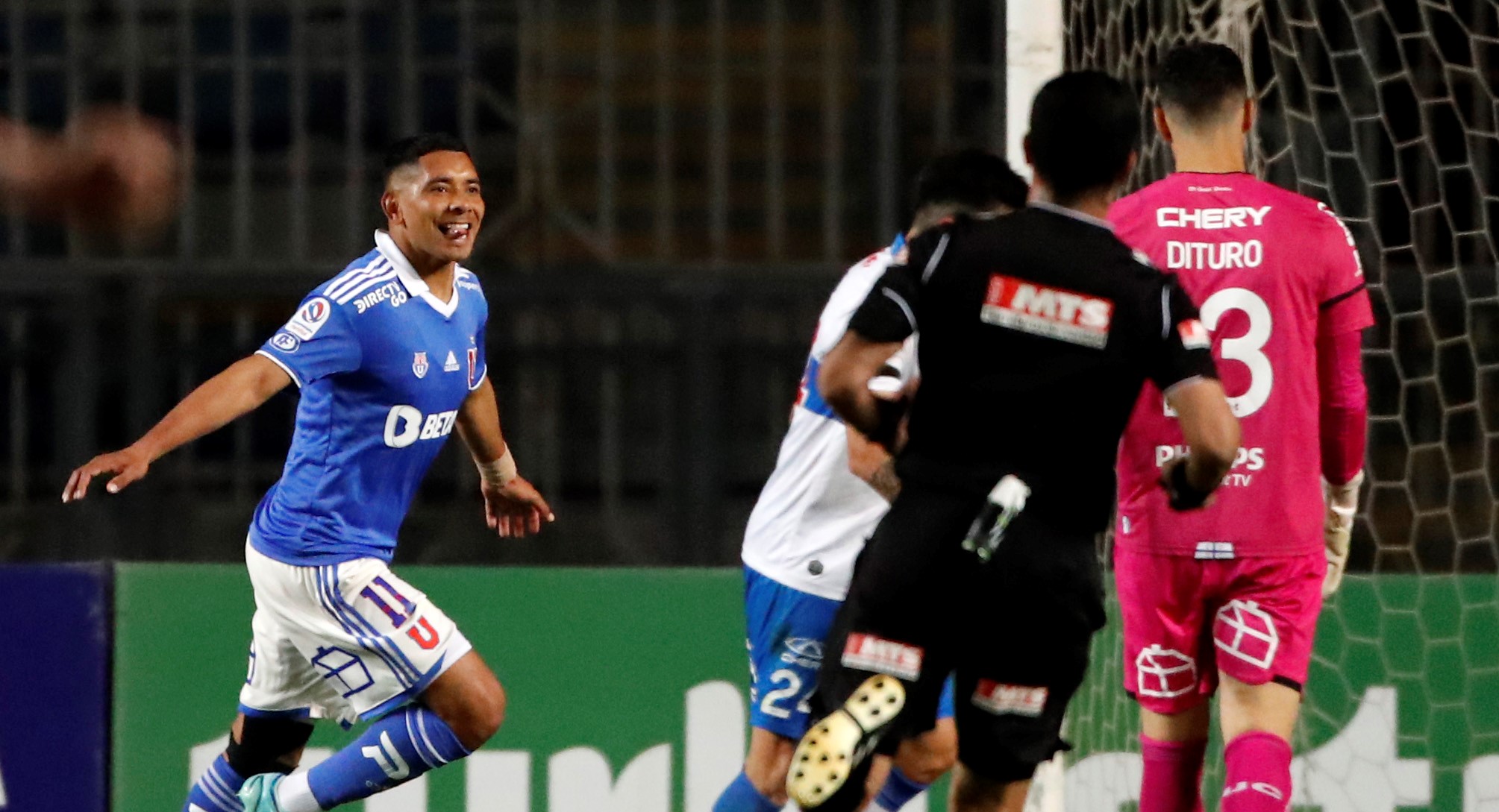 Palacios aprovechó un grosero error defensivo de la UC para dar ventaja a la U en Copa Chile