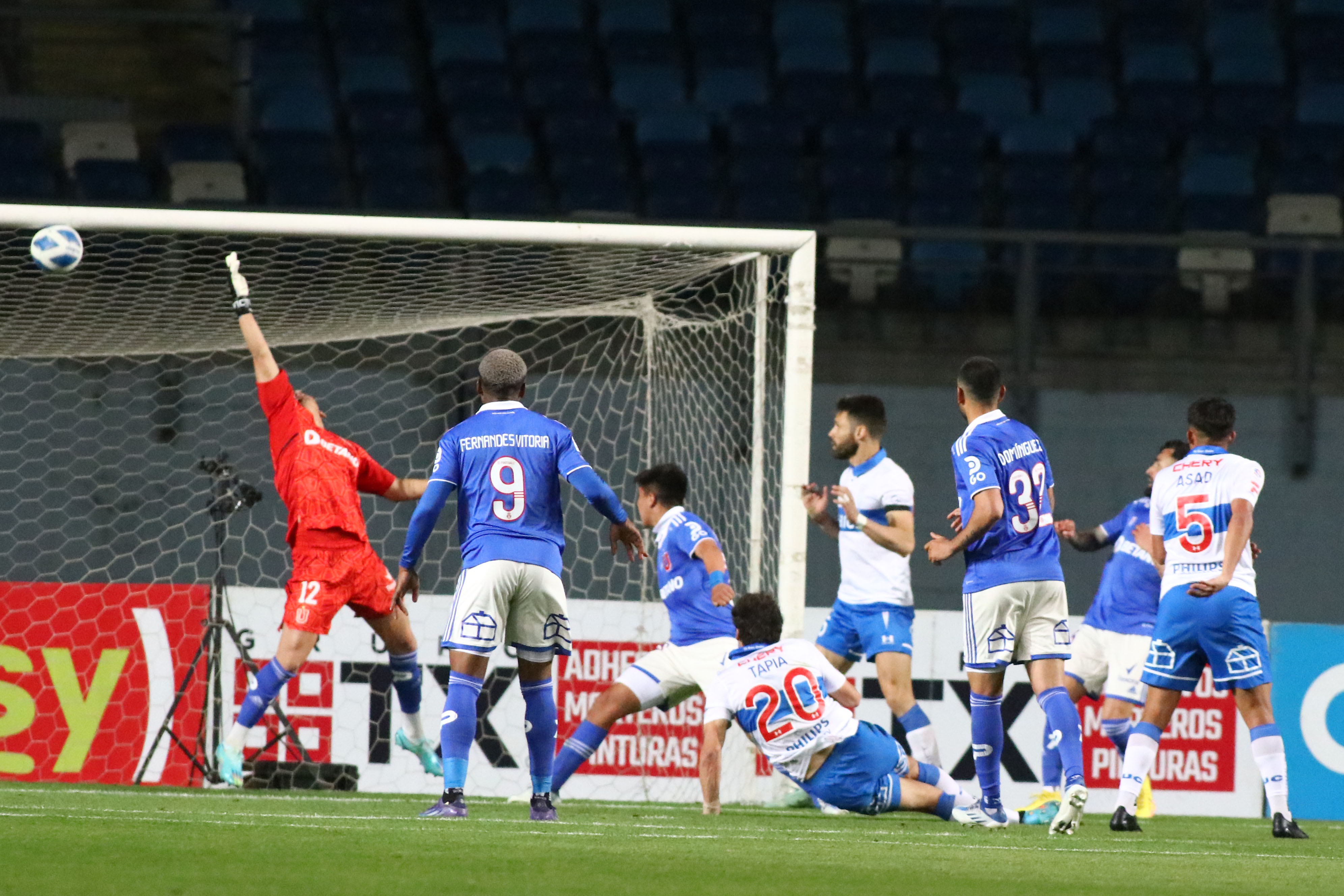 Gonzalo Tapia anotó un golazo para la UC ante la U en el final