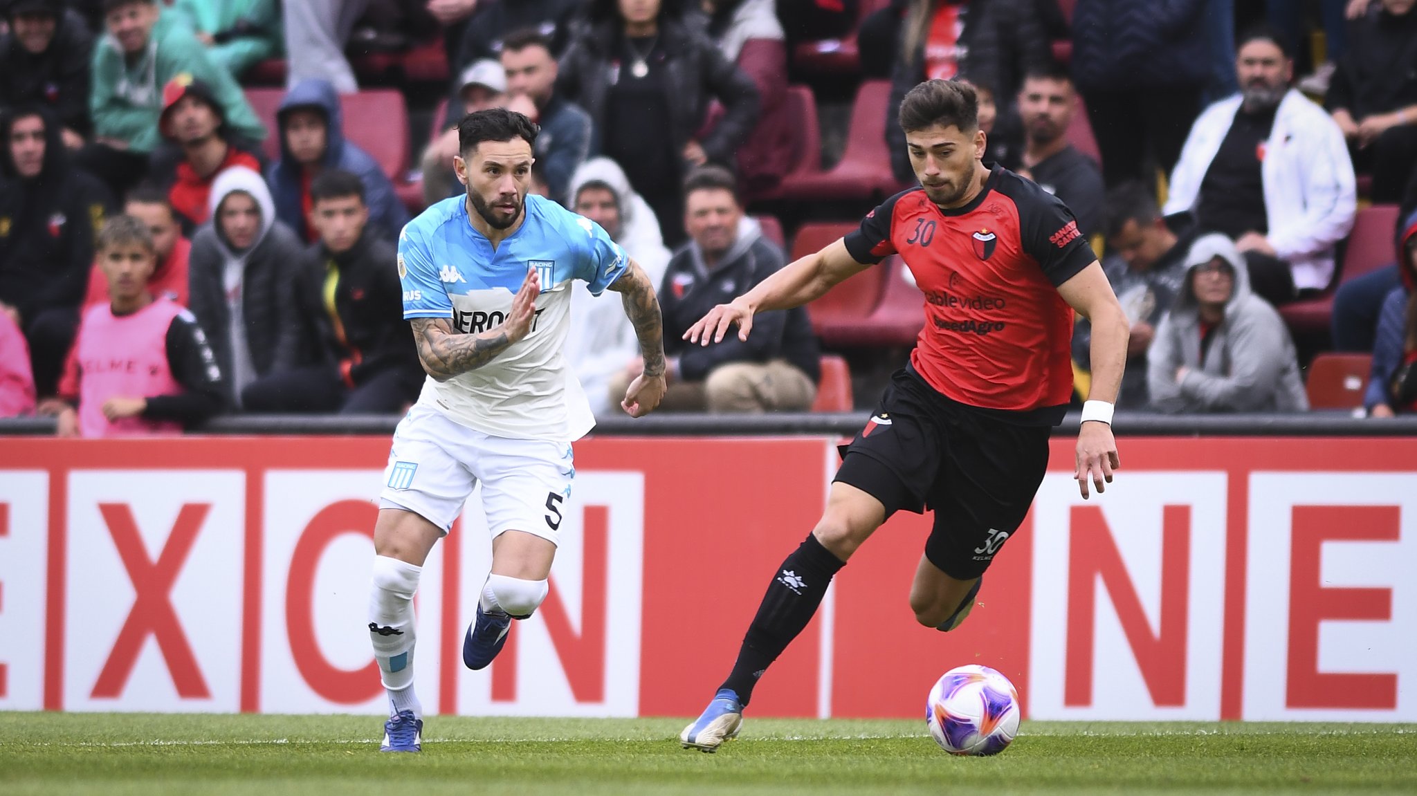 Racing con Mena y Arias derrotó a Colón y le metió presión al líder Boca Juniors